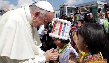 Giáo hoàng Francis gặp các em nhỏ ở Myanmar. Nguồn: AP