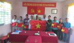 Tan Thanh Border Guard station presents the national flag to fishermen