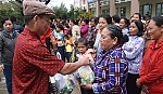 Tặng quà cho người dân trú bão ở huyện Tân Phú Đông