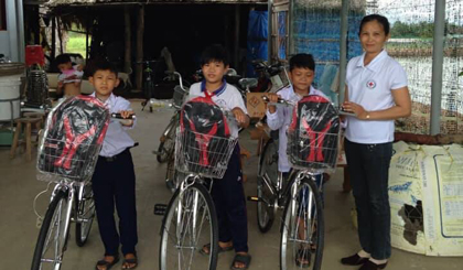 Chủ tịch Hội CTĐ xã Phú Thạnh Lê Thị Túy Vân trao xe đạp cho học sinh  Trường Tiểu học Phú Thạnh vào đầu năm học 2017 - 2018.