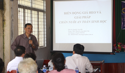 Tiến sĩ Nguyễn Văn Bắc, Trung tâm Khuyến nông Quốc gia chia sẻ giải pháp nuôi heo an toàn sinh học.