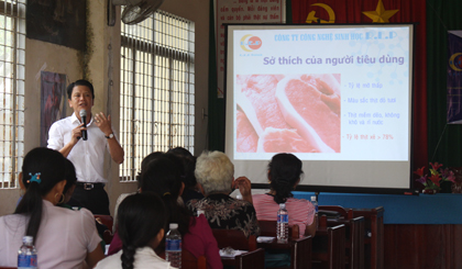 Giám đốc nghiên cứu và phát triển sản phẩm Công ty cổ phần Công nghệ sinh học R.E.P Ngô Quốc Cường giới thiệu giải pháp nâng cao giá trị dinh dưỡng trong thịt heo.