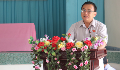 Đồng chí Võ Văn Bình trả lời ý kiến đóng góp của cử tri tại xã Tân Hưng.