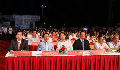 Lãnh đạo tỉnh cùng các đại biểu tham dự lễ khai mạc