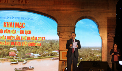 Đại diện các khách mời đến từ Nhật Bản, ông Giám đốc Trung tâm Giao lưu Văn hóa Nhật Bản tại Việt Nam phát biểi tại lễ khai mạc