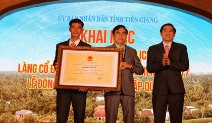 Đồng chí Lê Văn Hưởng, Chủ tịch UBND tỉnh trao Bằng Công nhận