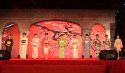 Tiết mục trình diễn kimono của các diễn viên đến từ Nhật Bản tại lễ khai mạc