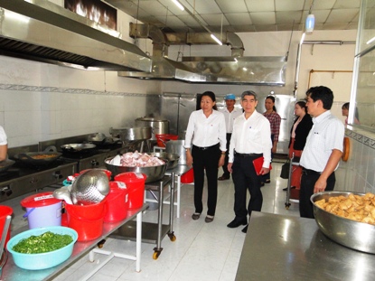 Giám đốc Sở Y tế Trần Thanh Thảo kiểm tra khu chế biến thức ăn cho công nhân của Công ty Cổ phần may Sông Tiền