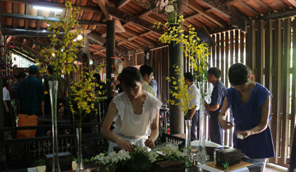 Các nghệ nhân đến từ Nhật Bản tham gia cấm hoa, trang trí ngôi nhà cổ ông Kiệt nhân sự kiện lễ hội diễn ra