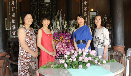 Các nghệ nhân người Nhật Bản tham gia cấm hoa, trang trí ngôi nhà cổ ông Ba Đức nhân sự kiện lễ hội diễn ra và không ngần ngại chụp ảnh lưu niệm với một trong những tác phẩm cấm hoa vừa hoàn thành tại ngôi nhà cổ này