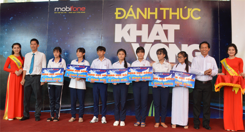 Mobifone Tiền Giang trao 7 suất học bổng cho học sinh 2 trường THPT Đốc Binh Kiều và Tứ Kiệt.