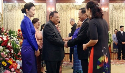 Vietnamese Ambassador Nguyen Ba Hung (second from right) congratulates Lao Party General Secretary and President Bounnhang Volachith on the occasion of Lao National Day.
