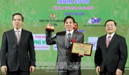 Participants included Politburo member, Secretary of the Party Central Committee, Head of the Central Economic Commission Nguyen Van Binh; Member of the Party Central Committee, Chairman of the Central Executive Committee of the Vietnam Farmers 'Association Lai Xuan Mon awards the owner of typical agricultural products 2016.