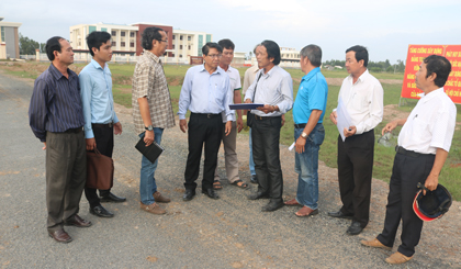 Ban tổ chức khảo sát vị trí được chọn đặt vạch đích của tuyến đường chạy Giải Việt dã Báo Ấp Bắc lần thứ 35.