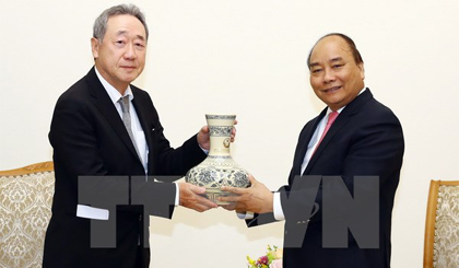 Thủ tướng Nguyễn Xuân Phúc tặng quà lưu niệm cho ông Chang Dae Whan, Chủ tịch Tập đoàn Truyền thông Maekyung (Hàn Quốc). Ảnh: Thống Nhất/TTXVN