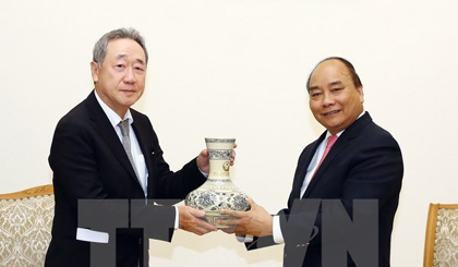 PM Nguyen Xuan Phuc (R) presents a souvenir  to Chang Dae-Whan, Chairman of the RoK-based Maekyung Media Group (Photo: VNA)