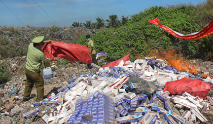 Tiêu hủy thuốc lá nhập lậu tại bãi rác xã Thanh Bình.