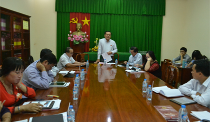 Phó chủ tịch UBND tỉnh Lê Văn Nghĩa phát biểu tại buổi thảo luận Tổ