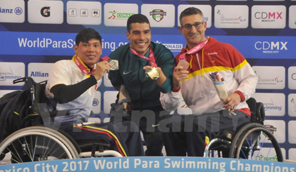 Võ Thanh Tùng cùng với hai vận động viên giành huy chương vàng và đồng. (Ảnh: Việt Hùng/Vietnam+)