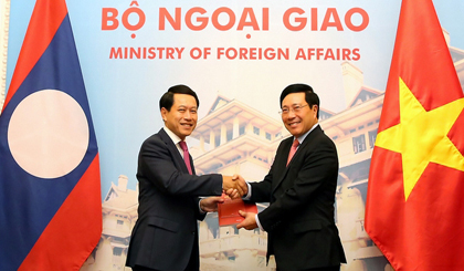 The two ministers exchange the Protocol on Vietnam-Laos borderline and border markers and the Agreement on Vietnam-Laos border and border checkpoint management regulations. (Credit: VGP)