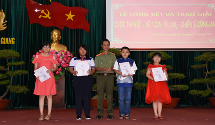 Đại tá Nguyễn Văn Lộc , Phó Giám đốc Công an tỉnh trao thưởng các cháu thiếu nhi đạt giải A tại cuộc thi.