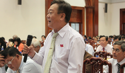Deputy Nguyen Van Phuoc Cuong speaks at the conference in the hall. Photo: T.HOAI-P.MAI