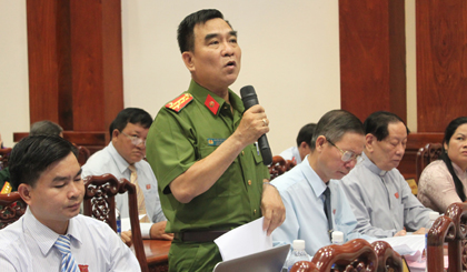 Colonel Nguyen Viet Hung, deputy director of the provincial police, explained the participants' opinions on the information security situation