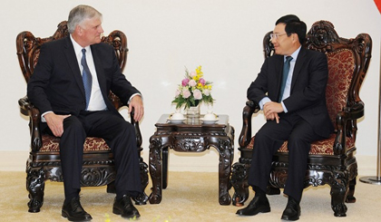 Deputy PM and FM Pham Binh Minh (R) receives President and CEO of the SPIR, Pastor Franklin Graham, in Hanoi on December 7. (Credit: VGP)