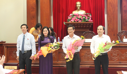 The Chairman of the Provincial People's Council Nguyen Van Danh congratulated the newly elected members of the Provincial People’s Committee. Photo: P.MAI-T.HOAI