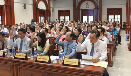 Deputies votes directly at the meeting. Photo: P.MAI-T.HOAI