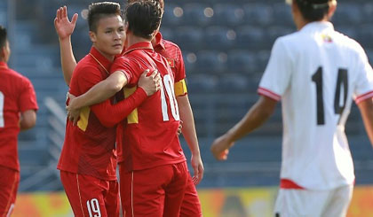 Both Quang Hai (No. 19) and Cong Phuong (No. 10) shone in Vietnam U-23’s 4-0 win over Myanmar U-23 in the opening game of the M-150 International Friendly Football Tournament, Buriram, Thailand, on December 9. (Credit: zing.vn)