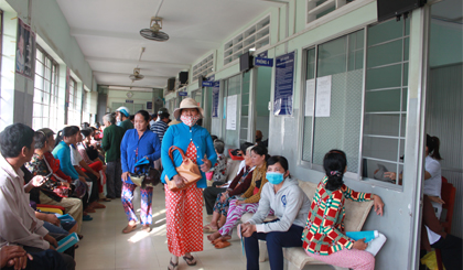 Người dân khám bệnh bằng BHYT tại Trung tâm y tế huyện Chợ Gạo