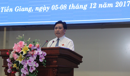  Giám đốc Sở Kế hoạch và Đầu tư  Trần Văn Dũng giải trình chất vấn của các đại biểu. 