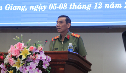 Giám đốc Công an tỉnh Nguyễn Hữu Trí giải trình chất vấn của các đại biểu. 