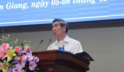 Giám đốc Sở Y tế Trần Thanh Thảo giải trình chất vấn của các đại biểu. 