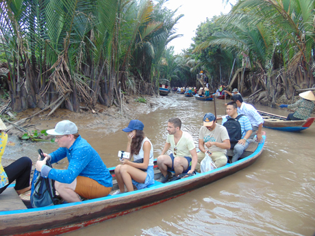 Du khách tham quan sông nước ở Khu du lịch Thới Sơn, điểm du lịch sông nước đặc trưng của Tiền Giang hấp dẫn du khách.