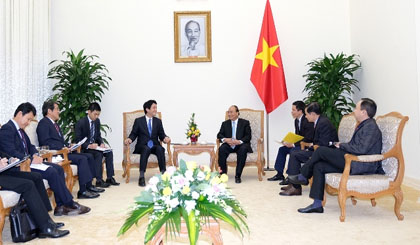 PM Nguyen Xuan Phuc (R) receives Sonoura Kentaro, Special Advisor to the PM of Japan, in Hanoi on December 11. (Credit: VGP)