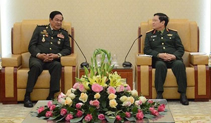 Defence Minister Ngo Xuan Lich and Cambodian General Kun Kim