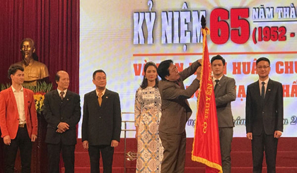 Deputy Minister of Culture, Sports and Tourism Vuong Duy Bien awards the Labour Order, first class to the theatre at the ceremony (Photo: kinhtedothi.vn)
