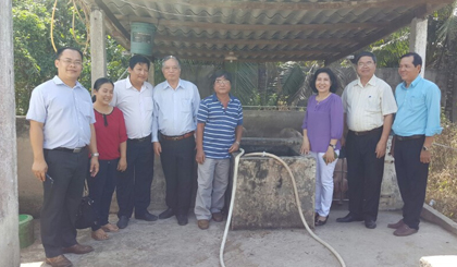 Nguyên Thứ trưởng Bộ Nông nghiệp và Phát triển nông thôn thăm mô hình nuôi heo trên đệm lót sinh học tại Tiền Giang. 