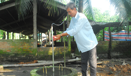 Ông Nguyễn Văn Ái kiểm tra công trình hầm biogas của gia đình.