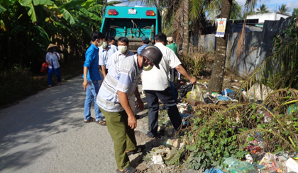 UBND xã Dưỡng Điềm phối hợp các đoàn thể xã tổ chức mít tinh  tuyên truyền giữ gìn vệ sinh môi trường và dọn vệ sinh tại ấp Thuận.