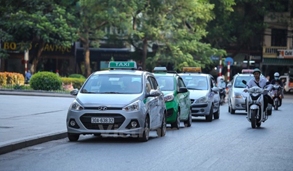 Xe taxi mong muốn được cởi trói một số điều kiện kinh doanh để cạnh tranh bình đẳng với Uber và Grab. (Ảnh: Minh Sơn/Vietnam+)
