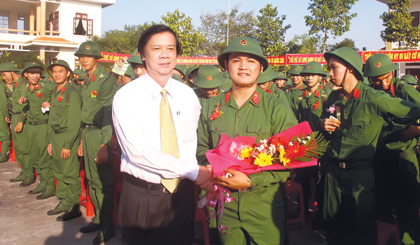 Đồng chí Nguyễn Văn Danh thăm hỏi, động viên thanh niên huyện Châu Thành lên đường nhập ngũ.                                                                                                                                           Ảnh: THANH LÂM