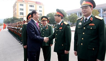 President Tran Dai Quang salutes the commanders of Military Zone 1 (Photo: VOV)