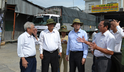 Chủ tịch UBND tỉnh Lê Văn Hưởng, Trưởng Ban ATGT tỉnh (đứng giữa) khảo sát thực tế tại khu vực chợ gạo Bà Đắc (huyện Cái Bè).