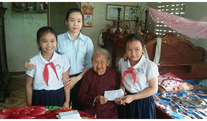 Các em học sinh tặng quà cho Mẹ Lang 