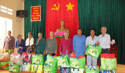 Thiếu tướng Trương Văn Thanh, nguyên phó Tư lệnh BĐBP, đại diện Ban liên lạc truyền thống BĐBP tại TP Hồ Chí Minh và bà Lê Thị Lang, Chủ tịch Hội đồng quản trị Công ty cổ phần quốc tế Lê Đại Nam trao tặng quà cho các hộ dân nghèo.