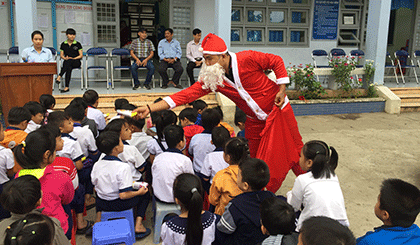 Ông già Noel trao quà cho các em học sinh 