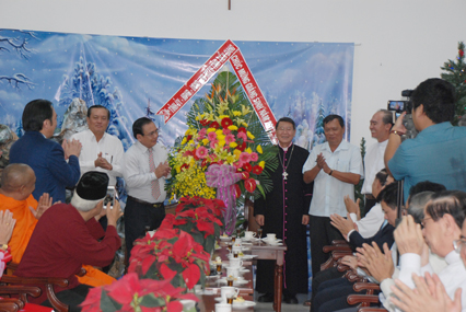 The Chairman of the Central Committee of the Vietnam Fatherland Front congratulates the Bishop Nguyen Van Kham.
